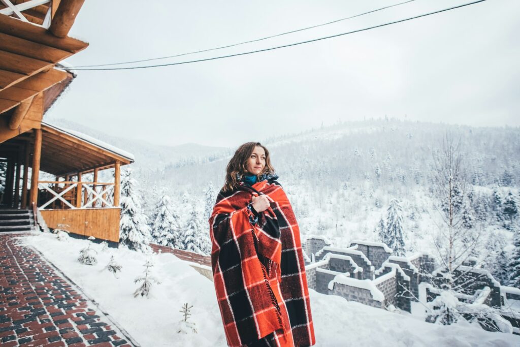 Bed opgemaakt met een geruit flanellen dekbedovertrek in winters licht