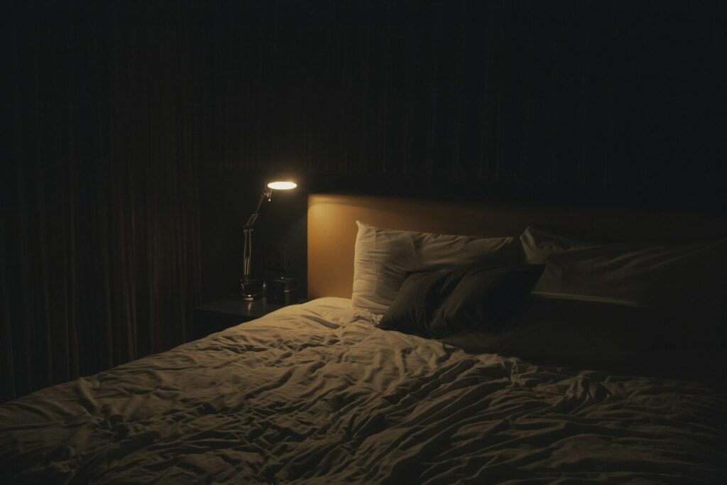 Rustige slaapkamer met een opgemaakt bed en zacht licht