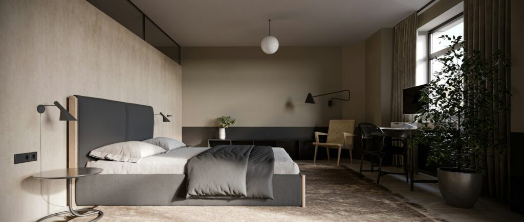 Hoog opgemaakt boxspringbed met kussens in een lichte slaapkamer