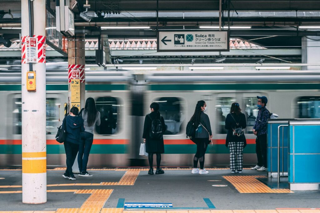 Treinreizigers in Tokio met gesloten ogen in een rijdende trein
