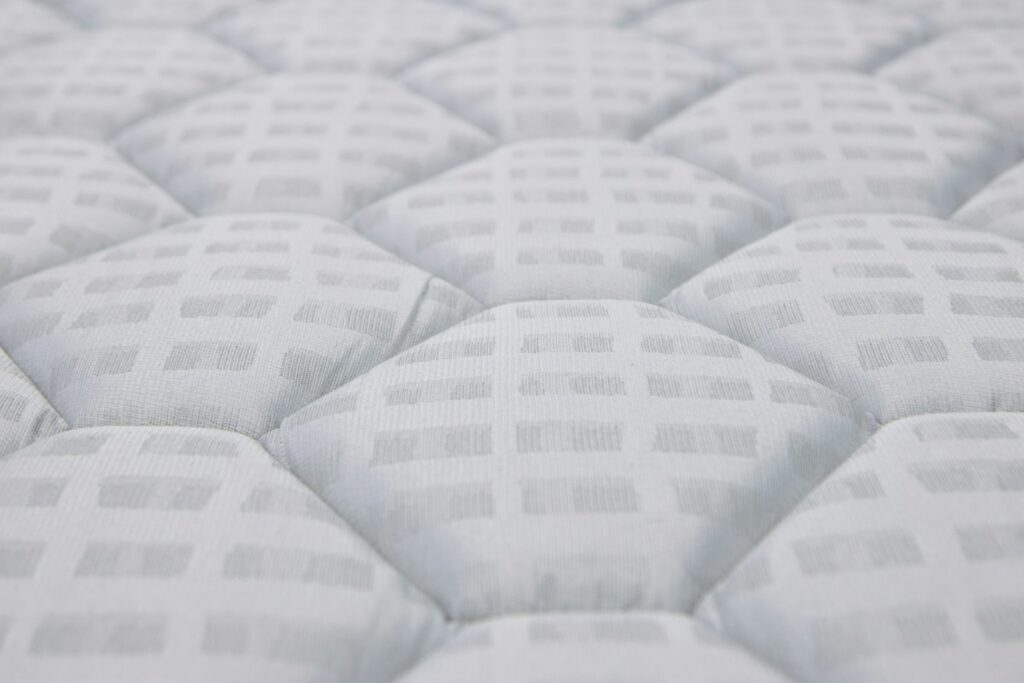Doorsnede van een matras met lagen schuim en pocketveren