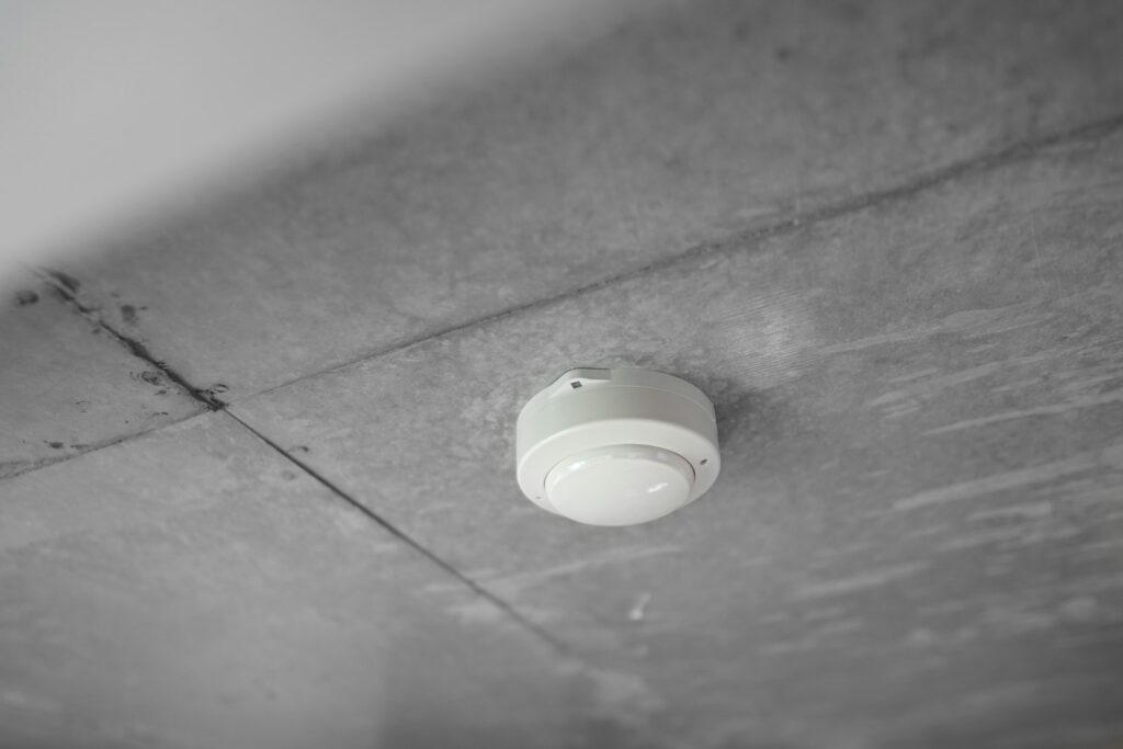 Rookmelder aan het plafond van een slaapkamer