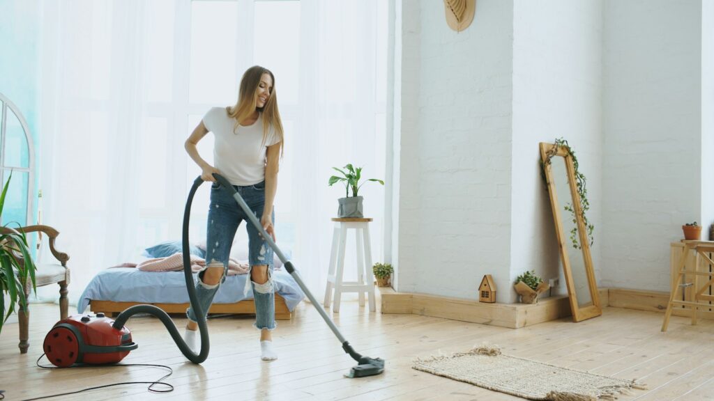 Matras zonder beddengoed in een lichte slaapkamer, klaar om schoongemaakt te worden