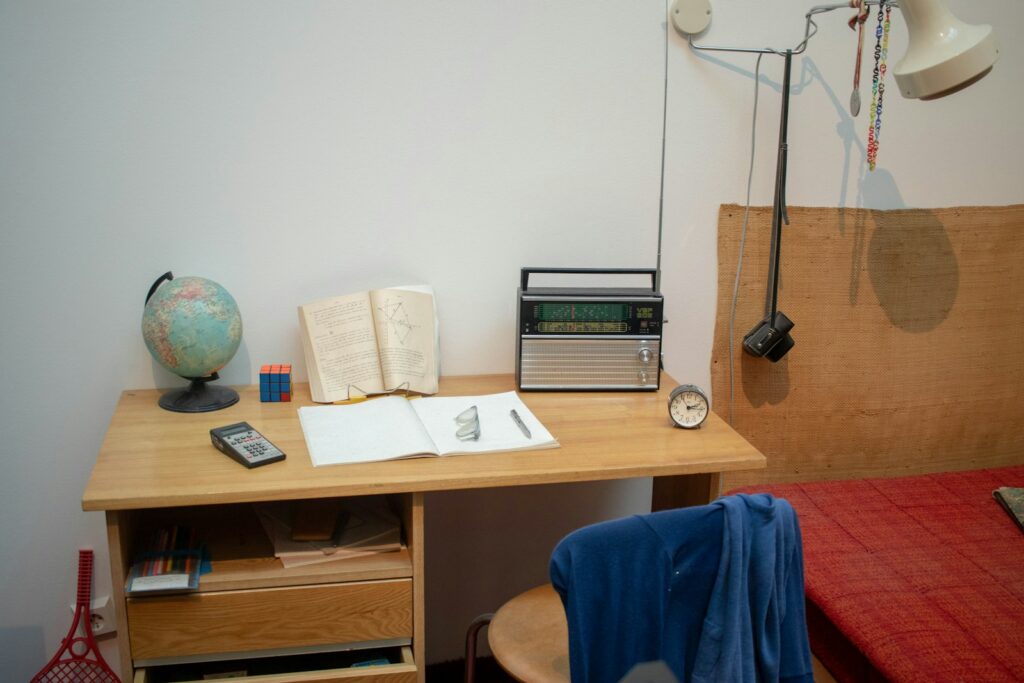Student met een opengeslagen boek op een bureau bij ochtendlicht