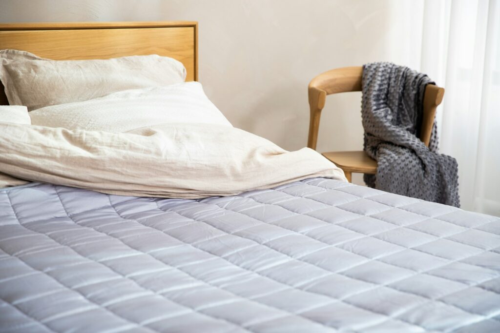 Elektrisch warmtekussen op een opgemaakt bed